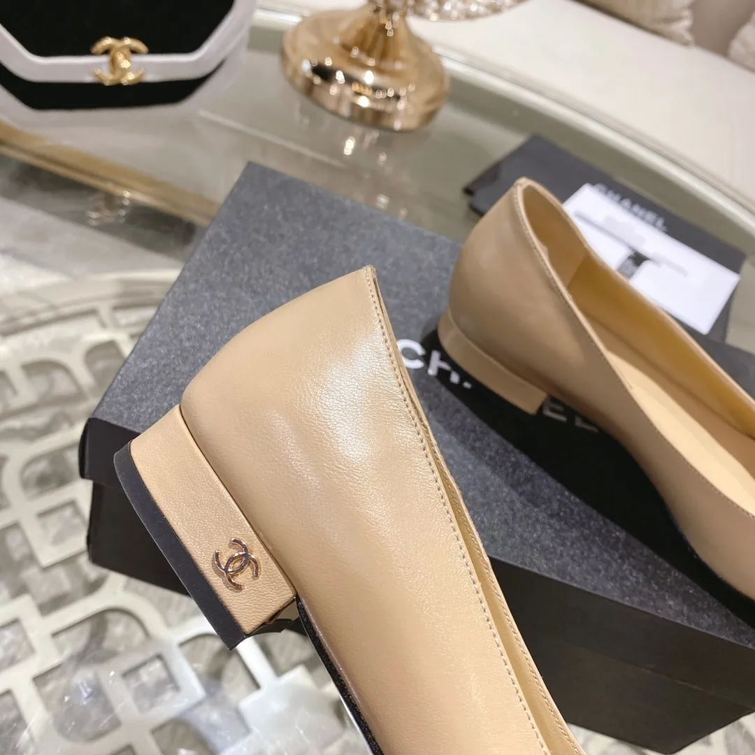 👟👟Ex-factory price 440👟👟 Chanel - Spring and summer classic color-blocked thick heel single shoes ⚠ Fashionable catwalk style ❤ Mixed splicing colors, empty toe style on the inside, 2.5cm thick heel with small logo embellishment, a fashionable interpretation! How to match the series to look good! Original customized wood-colored genuine leather outsole, imported sheepskin surface, goatskin lining for feet... 34-40 regular size (41.42.43 custom-made, non-returnable) 🎁Latest full set of packaging at the counter